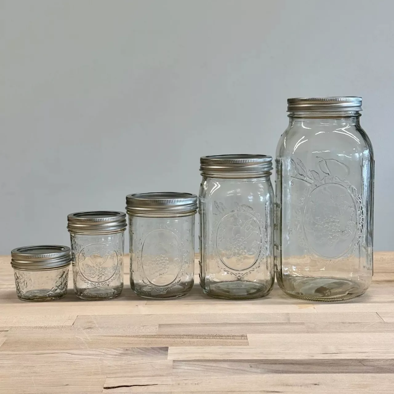 Batch inspection of glass jars checking rim integrity and wall thickness — HYT Packaging QC